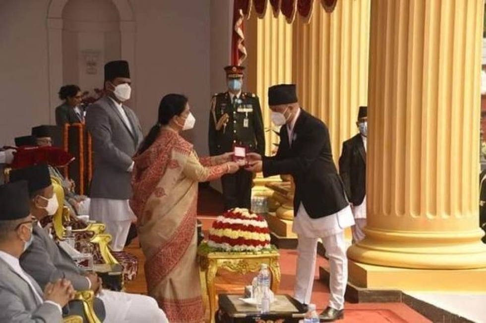 सम्माननिय राष्ट्रपति श्री विद्या भण्डारी ज्यु,को बाहुलीबाट प्रवल जनसेवा तेश्रो पदक ग्रहण गर्दै यस संस्थाका चेयरम्यान डा. अनिल भट्टराई  !